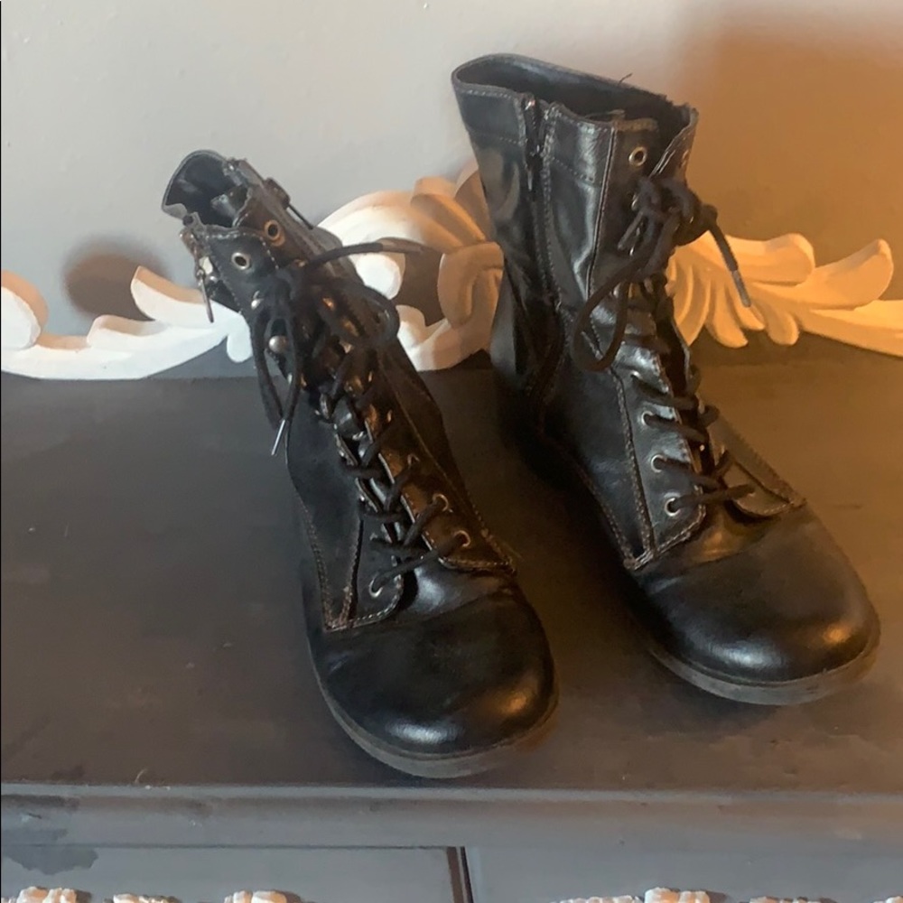 Combat boots